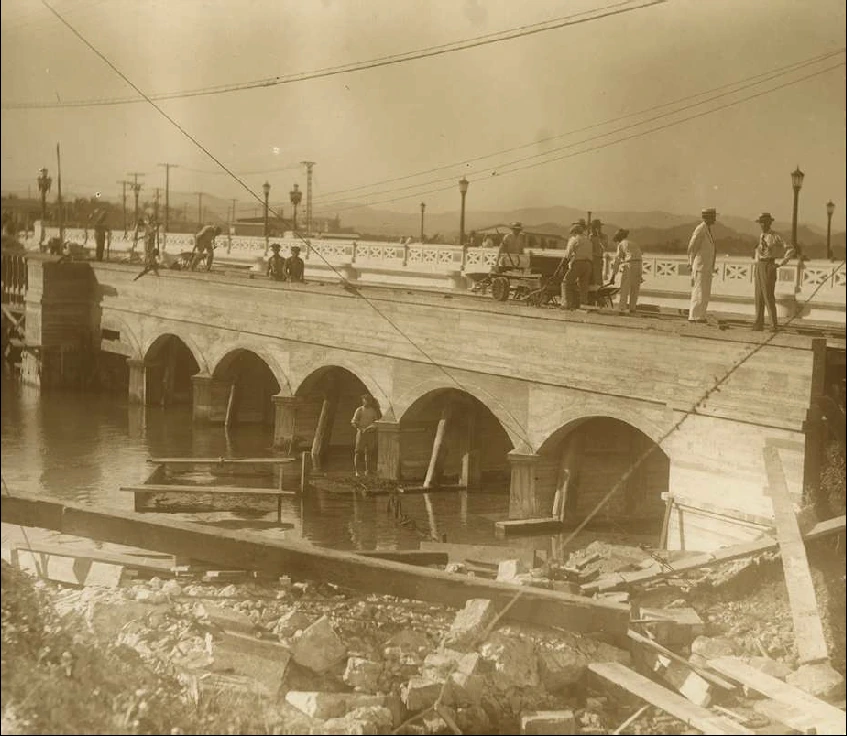 Historic photograph of bridge construction in Puerto Rico.