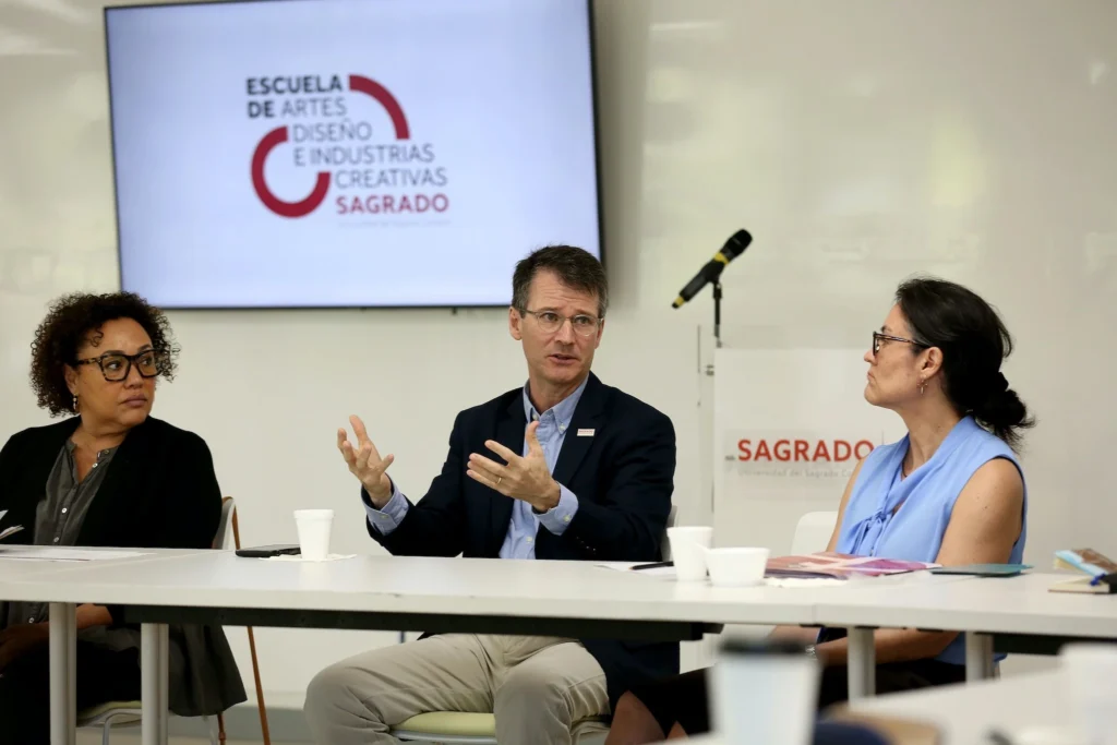 Panelists discuss arts and humanities at a roundtable at Universidad del Sagrado Corazón.
